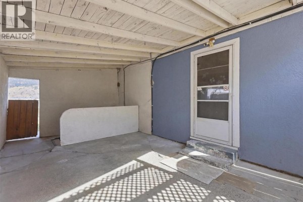 Laundry room - 3987 Yellowhead Highway, Kamloops, BC V2H1K6 Photo 4