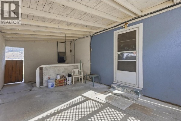Family room - 3987 Yellowhead Highway, Kamloops, BC V2H1K6 Photo 5