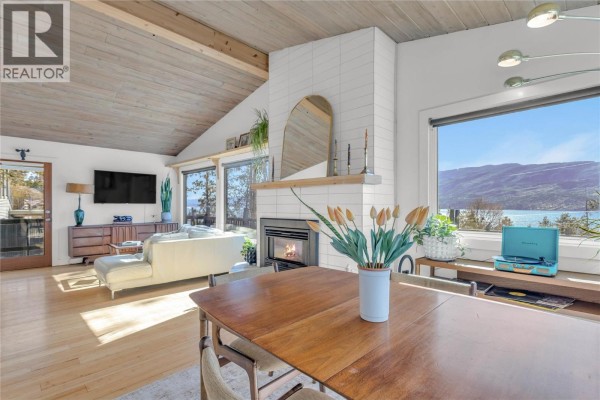 Living room - 3991 Desert Pines Avenue, Peachland, BC V0H1X2 Photo 4