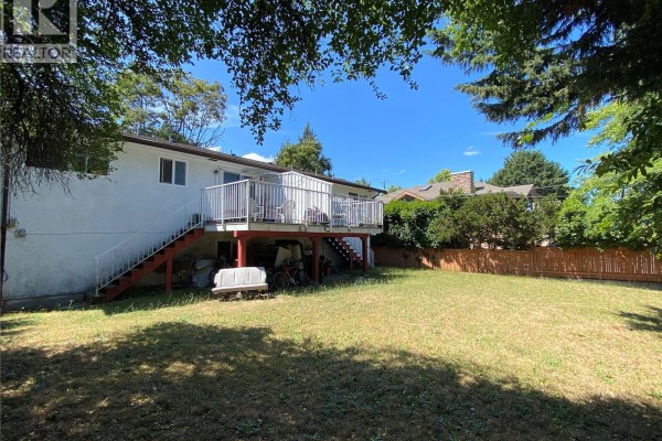 Kitchen - 3995 Shelbourne St, Saanich, BC V8N3E1 Photo 5