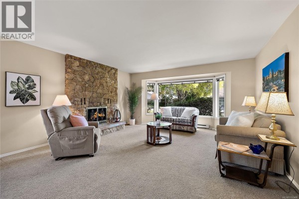 Ensuite - 3998 Hopesmore Dr, Saanich, BC V8N6A3 Photo 2