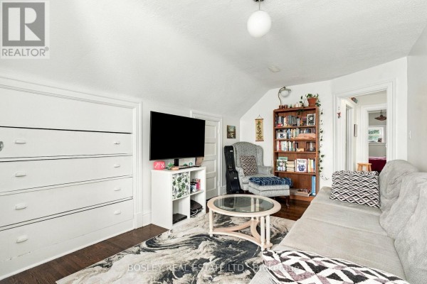 Living room - 399a Palmerston Blvd Boulevard, Toronto, ON M6G2N7 Photo 5