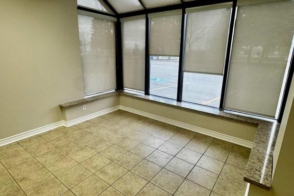 Sunroom with large windows, blinds, and tiled floor. - 3a - 400 Creditstone Road W, Vaughan