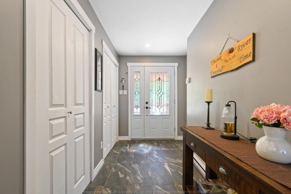 Interior entryway with white double doors, grey walls, and a dark wooden console table. - 3a Ch. Pearson, Mansfield Et Pontefract