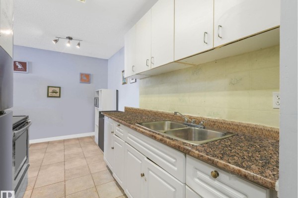 Kitchen - #3b 13230 Fort Rd Nw, Edmonton, AB T5A1C2 Photo 3