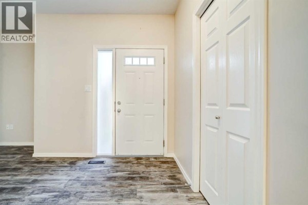 Living room - 4, 125 Silkstone Road W, Lethbridge, AB T1J3A8 Photo 5