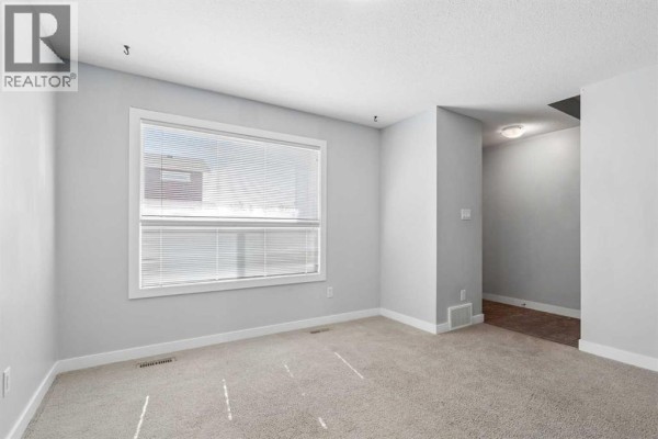 Living room - 4, 237 Silkstone Road W, Lethbridge, AB T1J4J9 Photo 4
