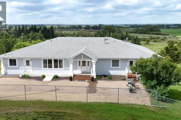 Great room - 4, 41207 Range Road 263, Rural Lacombe County, AB T4L2N4 Photo 2