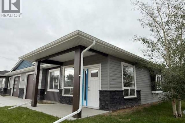 Kitchen - #4, 4738 49a Avenue, Lacombe, AB T4L1N4 Photo 3