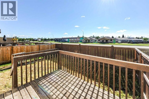 Living room - 4, 6802 50 Avenue, Camrose, AB T4V5C7 Photo 2