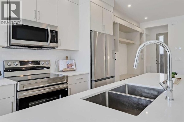 Dining room - 4, 828 8 Avenue Ne, Calgary, AB T2E9E2 Photo 3