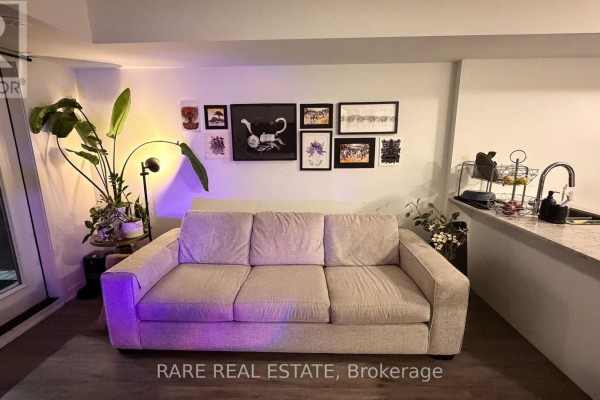 Living room - 4 - 10 Marquette Avenue, Toronto, ON M6A0E1 Photo 2