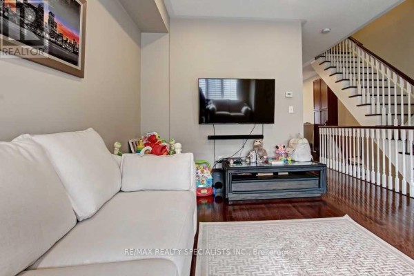 Living room - 4 - 1117 Haig Boulevard, Mississauga, ON L5E2M6 Photo 5