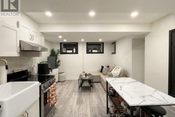 4 - 121 Sorauren Avenue, Toronto, ON M6R2E3 Photo 3