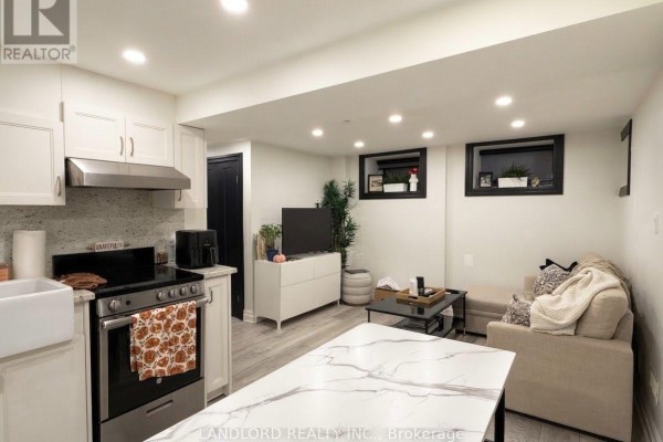 4 - 121 Sorauren Avenue, Toronto, ON M6R2E3 Photo 4