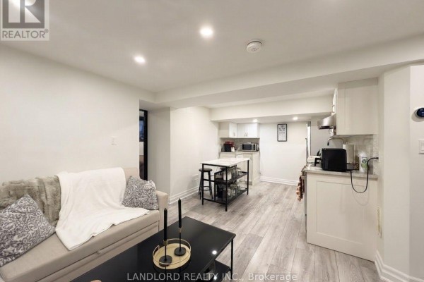 4 - 121 Sorauren Avenue, Toronto, ON M6R2E3 Photo 5