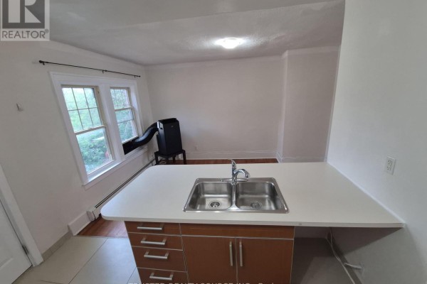 Kitchen - #4 - 1614 Ontario Street, Windsor, ON N8Y1M6 Photo 5