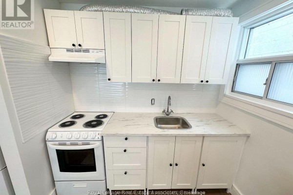 4 - 237 Lakeshore Road E, Mississauga, ON L5G1G8 Photo 2