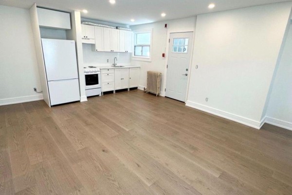 4 - 237 Lakeshore Road E, Mississauga, ON L5G1G8 Photo 5