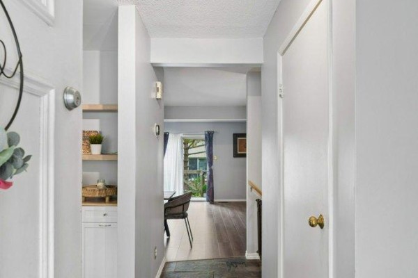 Foyer - 4 - 255 Northlake Drive, Waterloo, ON N2V1Z2 Photo 4