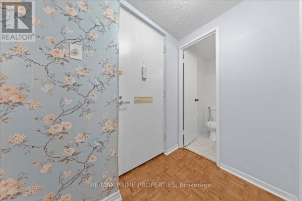 Kitchen - 4 - 525 St. Laurent Boulevard, Ottawa, ON K1K2Z9 Photo 3