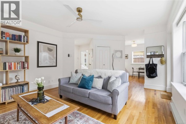 Living room - 4 1353 Grant St, Victoria, BC V8R1M2 Photo 5