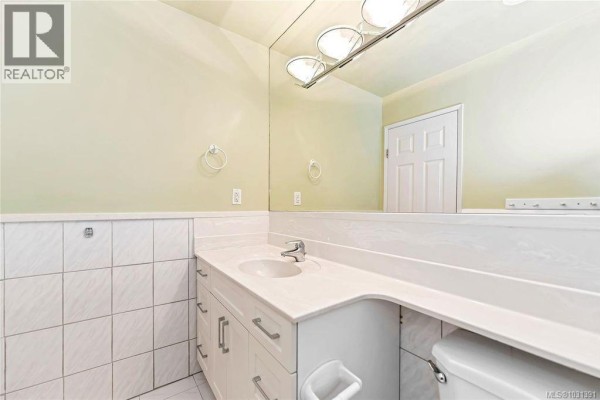 Kitchen - 4 1945 Lisnoe Ave, Central Saanich, BC V8M1T2 Photo 5