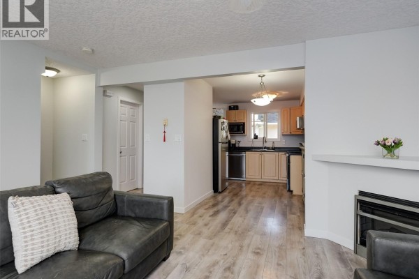 Den - 4 311 Burnside Rd E, Victoria, BC V9A1A6 Photo 3