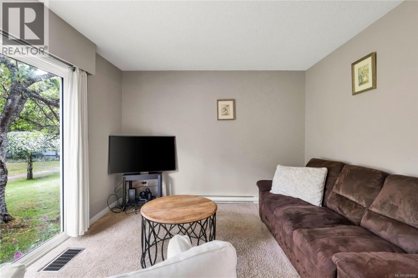 Bedroom - 4 3987 Gordon Head Rd, Saanich, BC V8N3X5 Photo 4