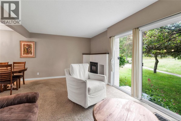 Bedroom - 4 3987 Gordon Head Rd, Saanich, BC V8N3X5 Photo 5