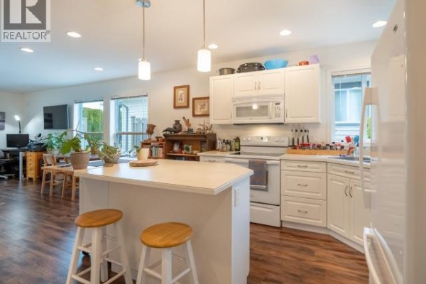 Kitchen - 4-4415 Manson Ave, Powell River, BC  Photo 2