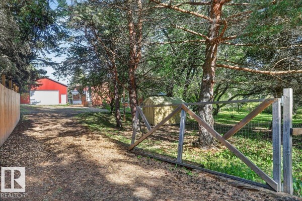 Family room - #4 52508 Rge Road 21, Rural Parkland County, AB T7Y2H1 Photo 4