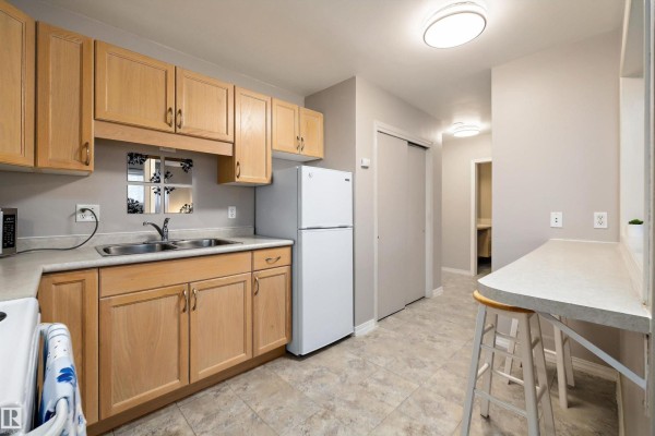 Kitchen - #4 8803 101 St Nw, Edmonton, AB T6E3Z9 Photo 3