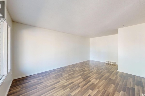 Living room - 4 Carleton Drive, Saskatoon, SK S7H3N6 Photo 3