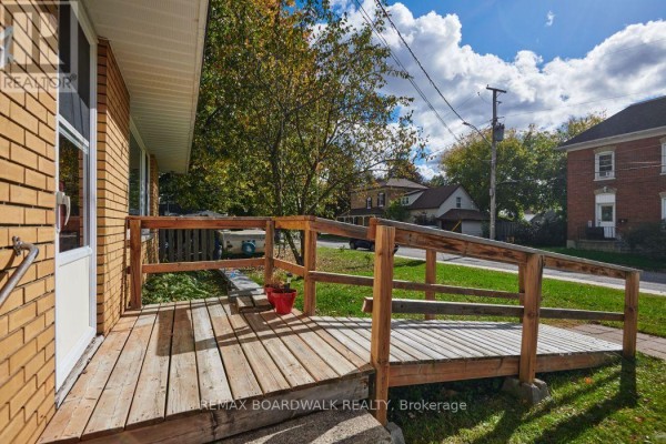 Living room - 4 Davidson Street W, Smiths Falls, ON K7A4J6 Photo 5