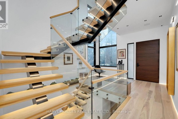 4 Douglas Crescent, Toronto, ON, photo 3
