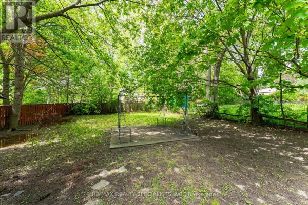 Dining room - 4 Elton Crescent, Toronto, ON M8W2X8 Photo 5