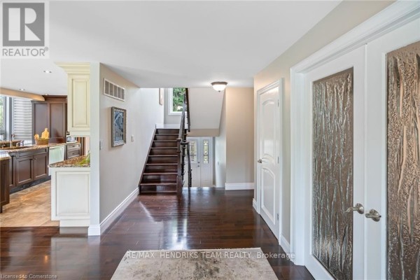 Living room - 4 Front Street, Niagara On The Lake, ON L0S1J0 Photo 4