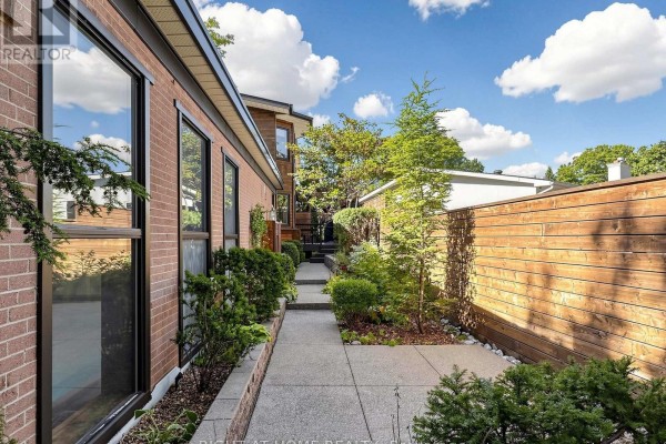 4 Grovetree Road, Toronto, ON M9V2Y2 Photo 4