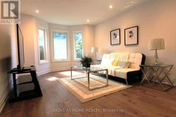 Sitting room - 4 Kirkland Court, Richmond Hill, ON L4C9H3 Photo 4
