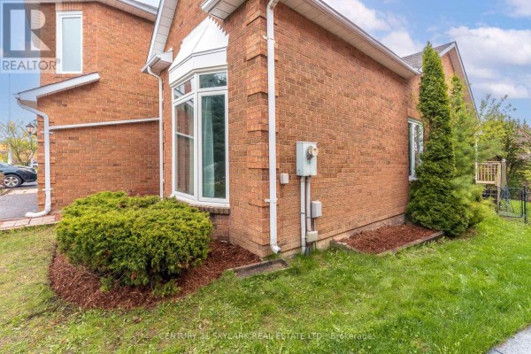 Family room - 4 Leeward Drive, Brampton, ON L6S5V6 Photo 3