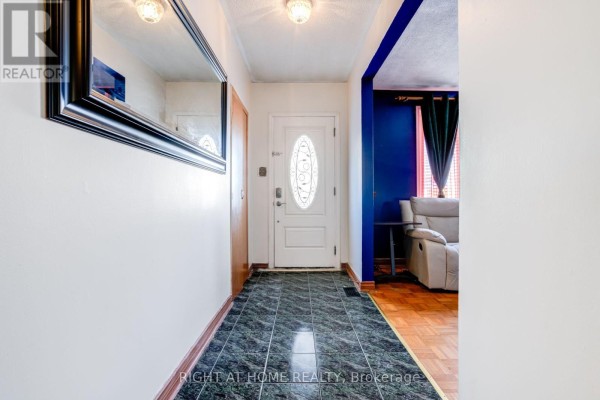 4 Leslie Street, Brampton, ON, photo 2