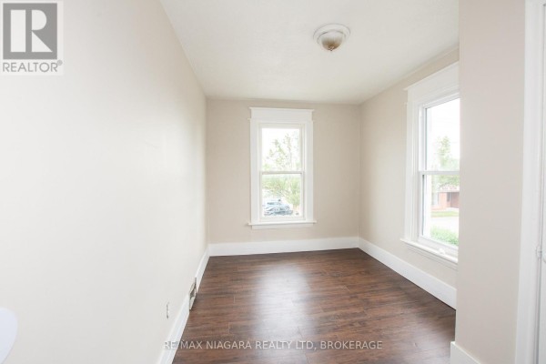 4 Manchester Avenue, St  Catharines, ON L2R1N8 Photo 5