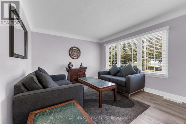 4 Manor Road, St  Catharines, ON L2N3B5 Photo 3