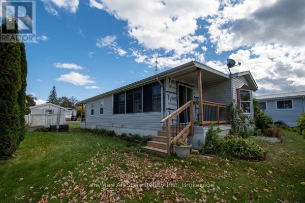 Living room - 4 Mcgregor Drive, Otonabee South Monaghan, ON K0L2G0 Photo 3