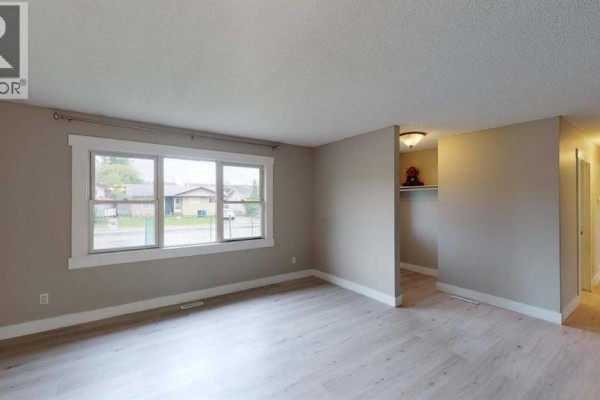 Primary Bedroom - 4 Mcleod Street, Fort Mcmurray, AB T9H1Z5 Photo 4