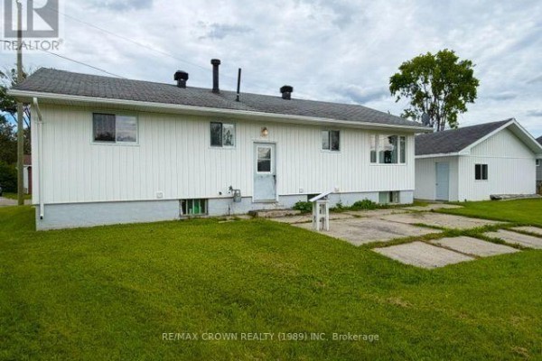 Living room - 4 Niagara Street, Kapuskasing, ON P5N2B8 Photo 5