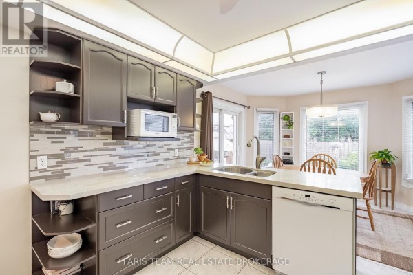 Great room - 4 O'shaughnessy Crescent, Barrie, ON L4N7L7 Photo 5