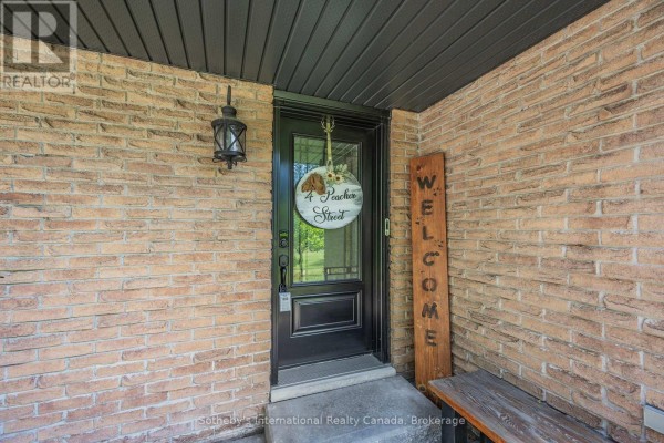 Dining room - 4 Peacher Street, Springwater, ON L9X0W6 Photo 5