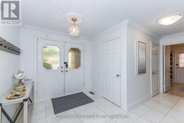 Family room - 4 Robaldon Road, Toronto, ON M9A5A7 Photo 5